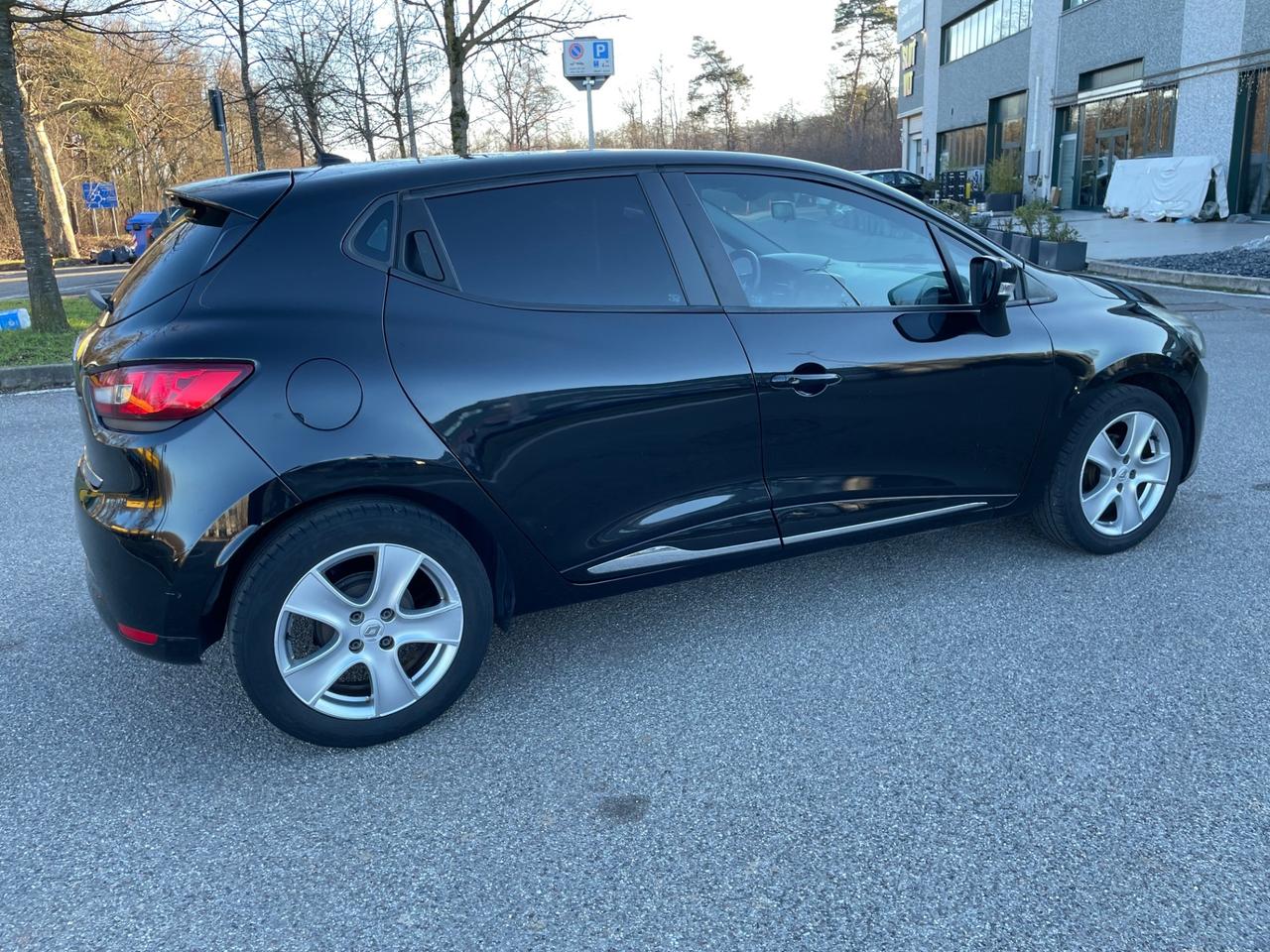 Renault Clio 1.2 16V 5 porte Live!* Neo patentati *