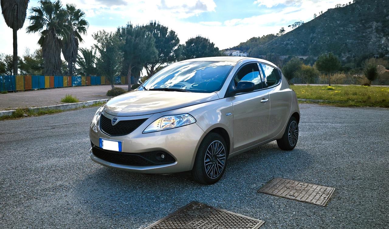 Lancia Ypsilon 1.0 FireFly 5 porte S&S Hybrid Ecochic Gold