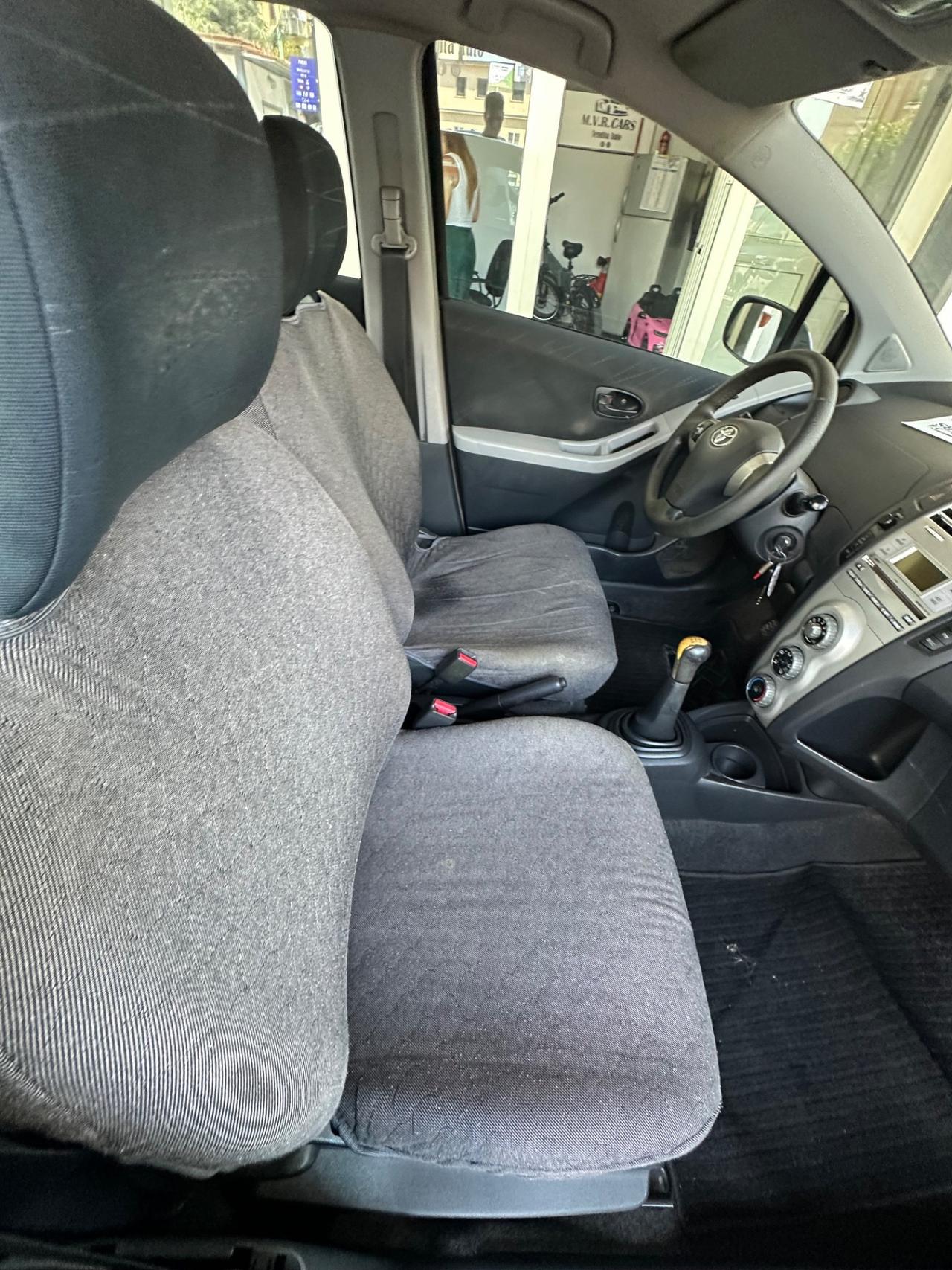 Toyota Yaris 1.3i 16V cat 5 porte Sol