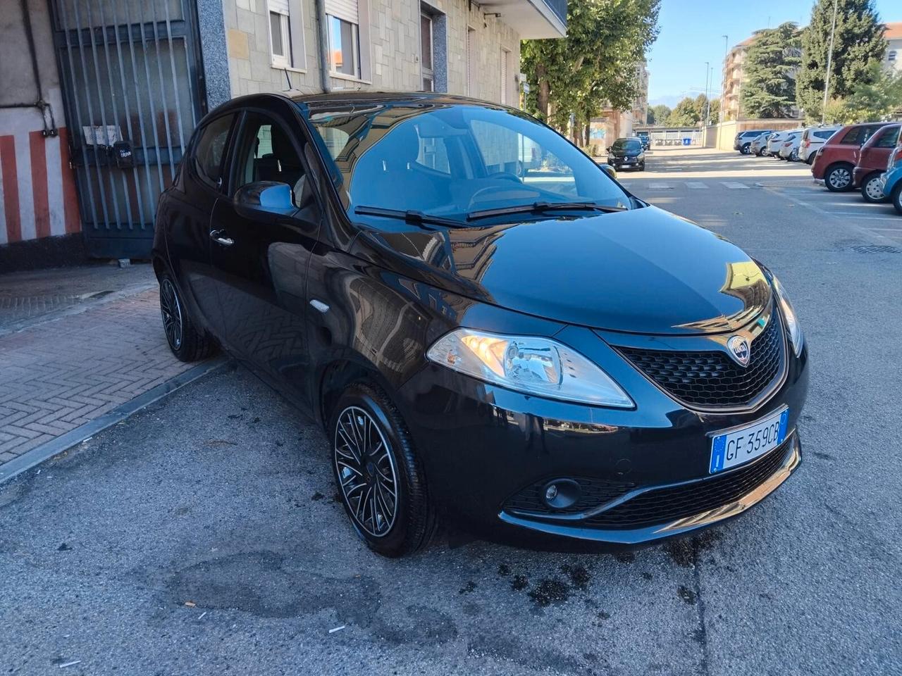 Lancia Ypsilon 1.0 FireFly 5 porte S&S Hybrid Ecochic Silver