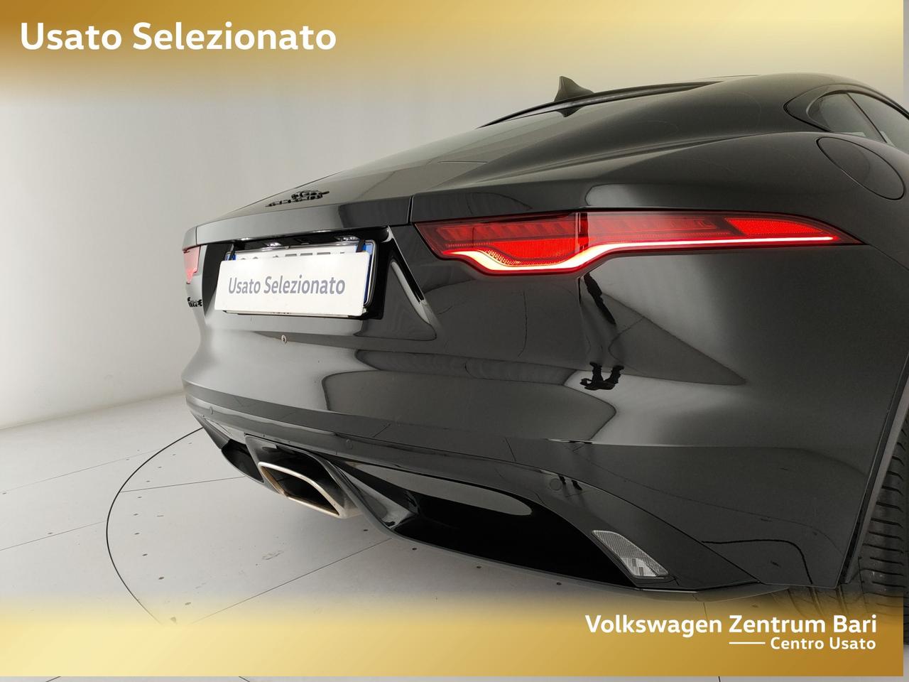 Jaguar F-Type coupe 2.0 i4 r-dynamic rwd 300cv auto
