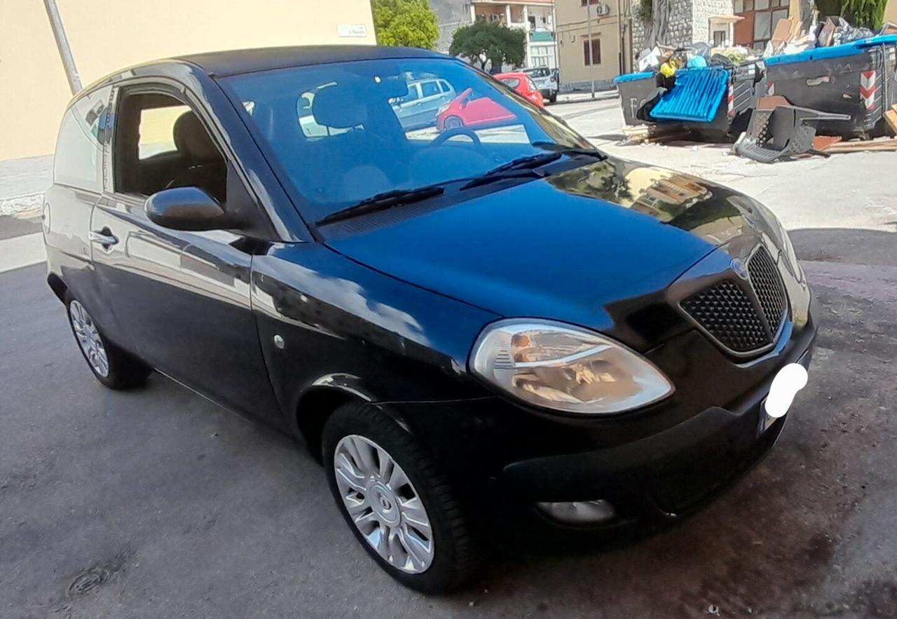 Lancia Ypsilon 1.2 Momo Design