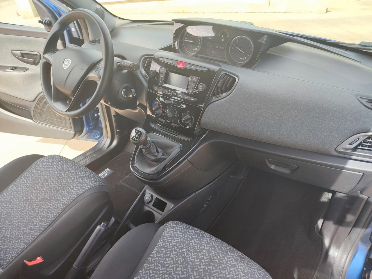 Lancia Ypsilon 1.0 FireFly S&S Hybrid Silver