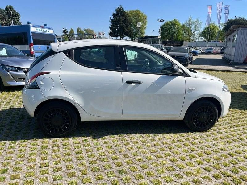 Lancia Ypsilon 1.0 FireFly 5 porte S&S Hybrid Silver