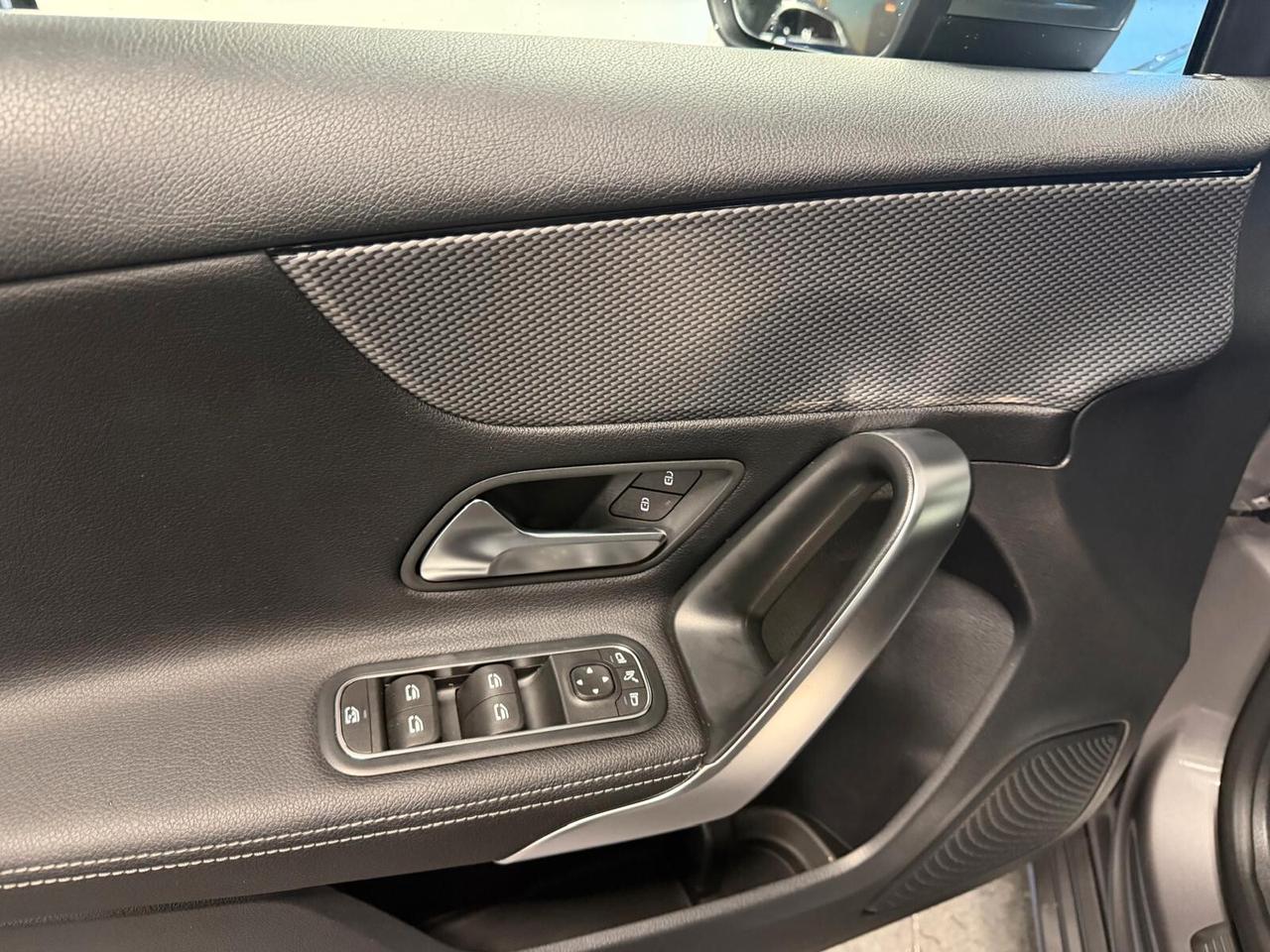 MERCEDES BENZ CLASSE A 180D SPORT 1.5 116CV PELLE NAVI CAM ANNO 2019