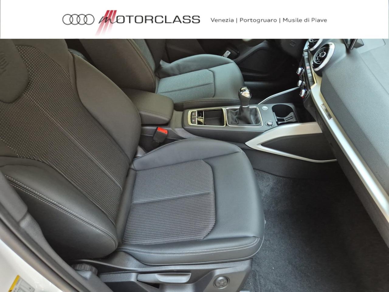 Audi Q2 35 1.5 tfsi identity black