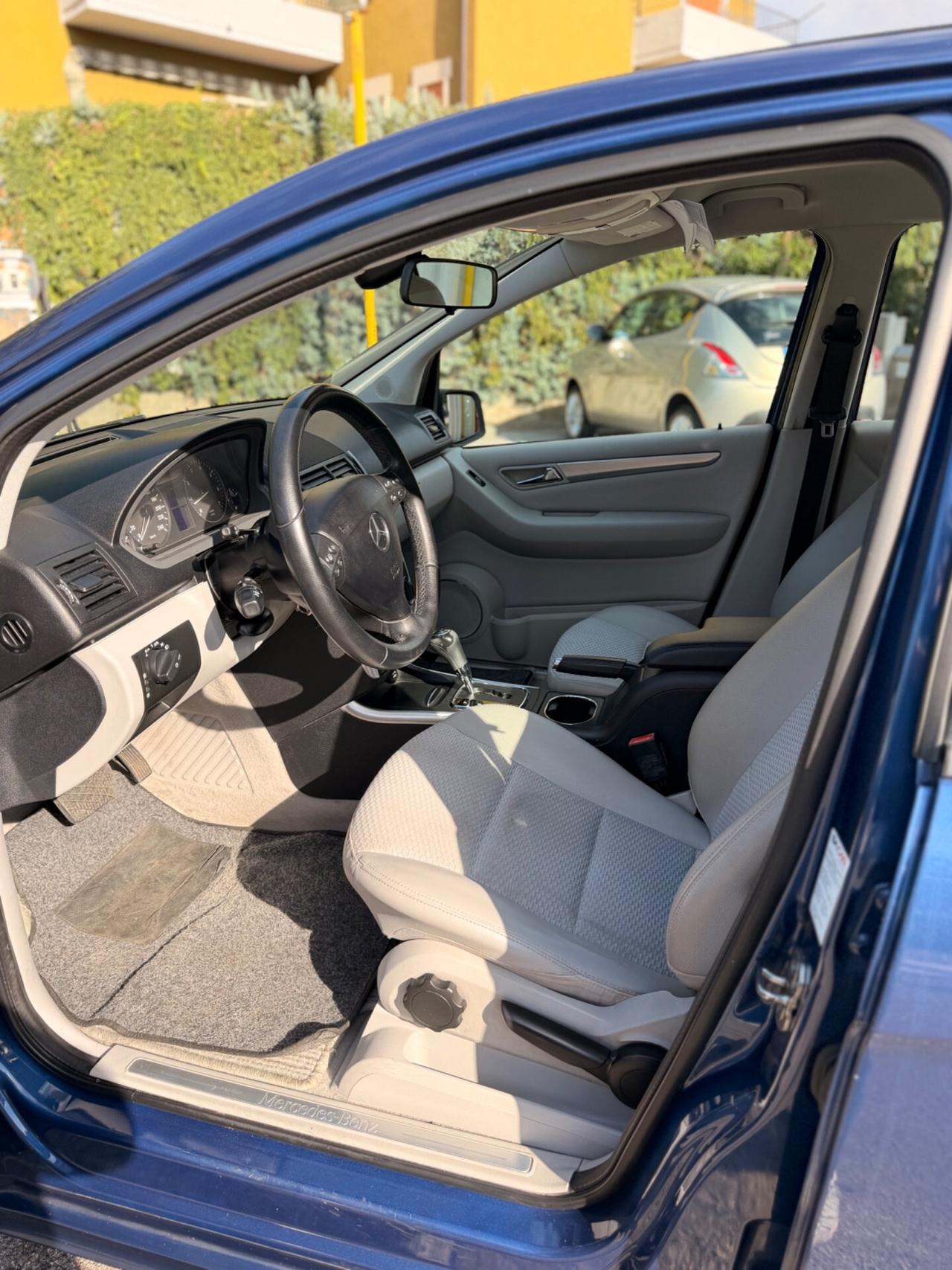 MERCEDES A180 automatico benzina neopatentati