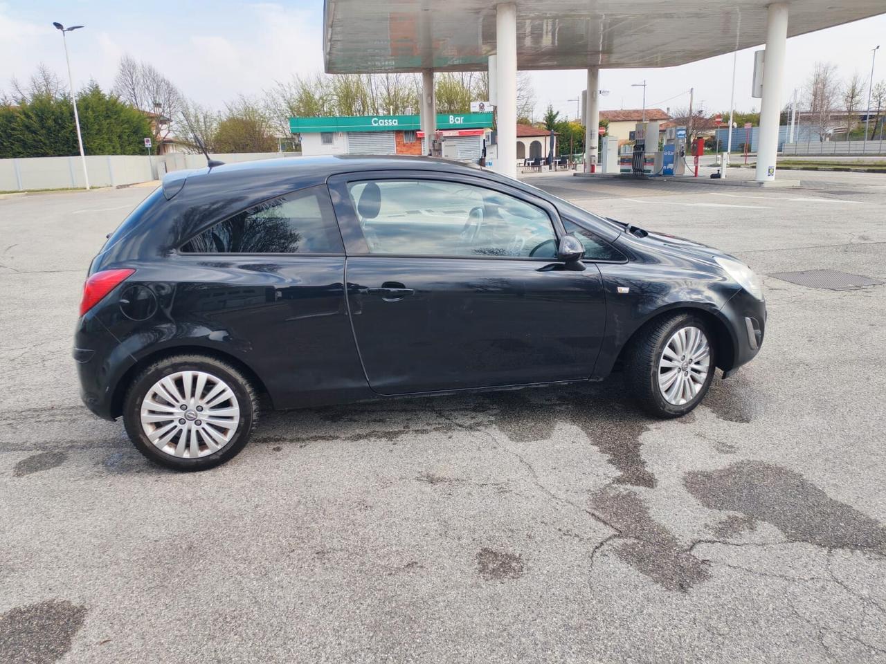 Opel Corsa 1.2 3 porte b-color