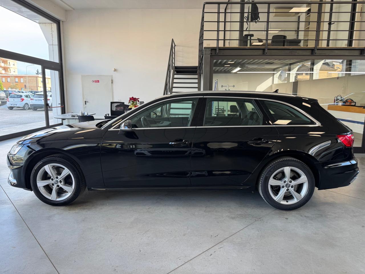 Audi A4 Avant 30 2.0 tdi mhev Business Advanced 136cv s-tronic