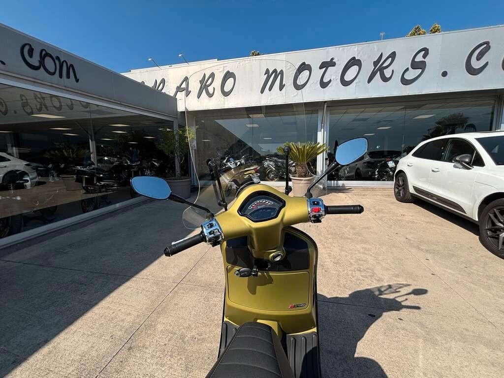 Piaggio Vespa 300 GTS Super 2019 / KM 4.000 Tua a solo 45 Euro al mese