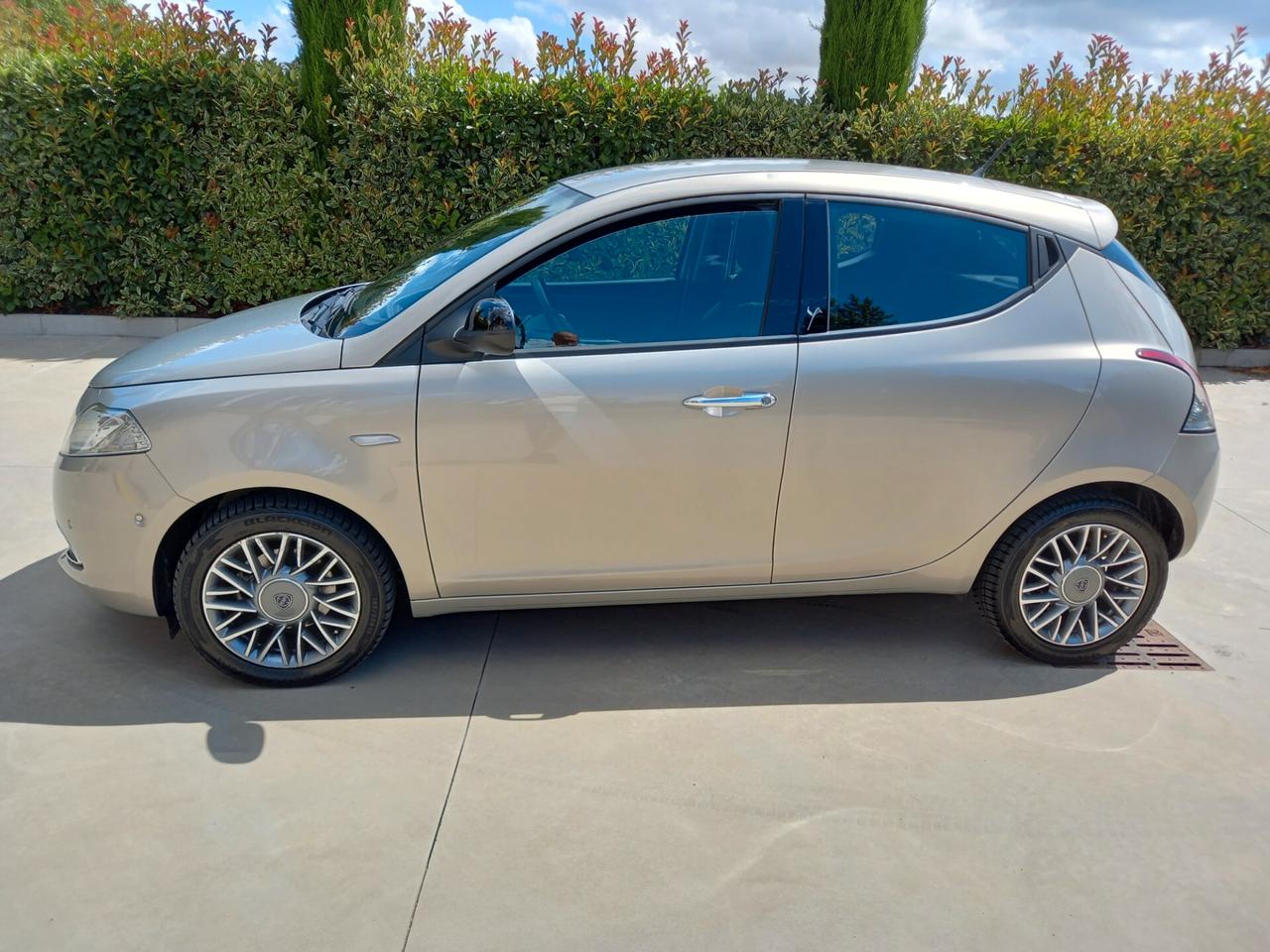 Lancia Ypsilon 1.2 69 CV SOLO 30000 KM !!!