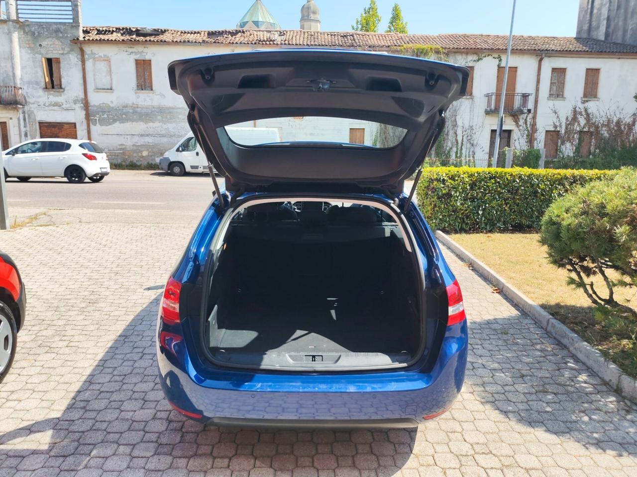 Peugeot 308 BlueHDi 130 S&S SW Allure