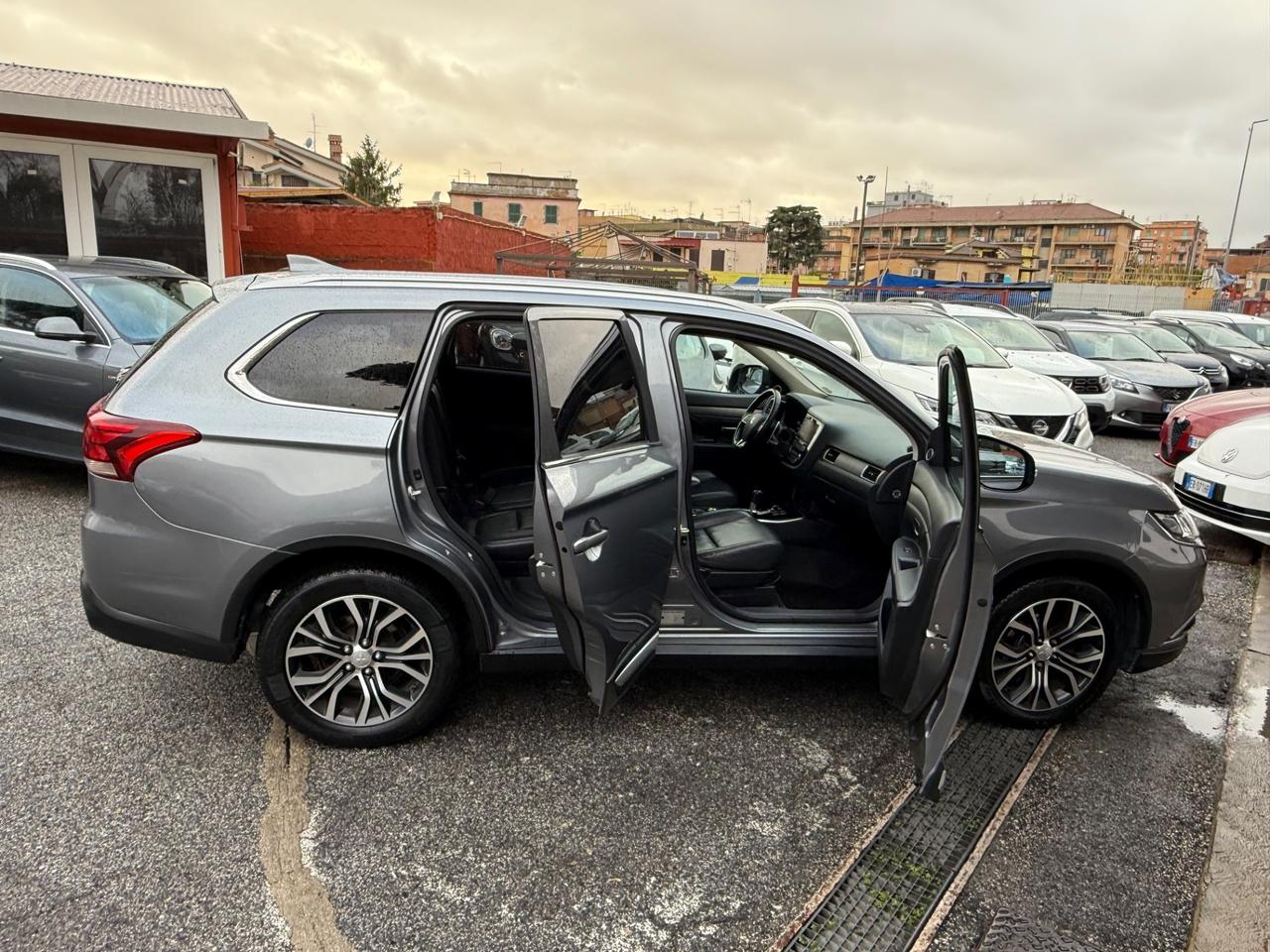 Outlander 2.2 DI-D 4x4-Instyle -7 posti-unipro-rate-E6