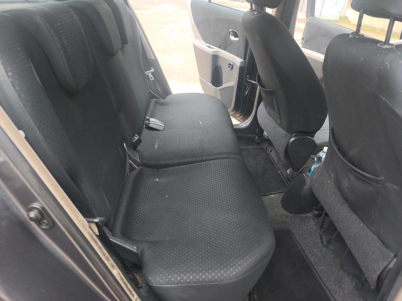 Toyota Yaris 2010---1.3 Benzina