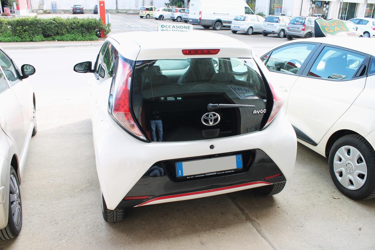 Toyota AYGO X 1.0 x-clusiv Red Style 5p - 2015