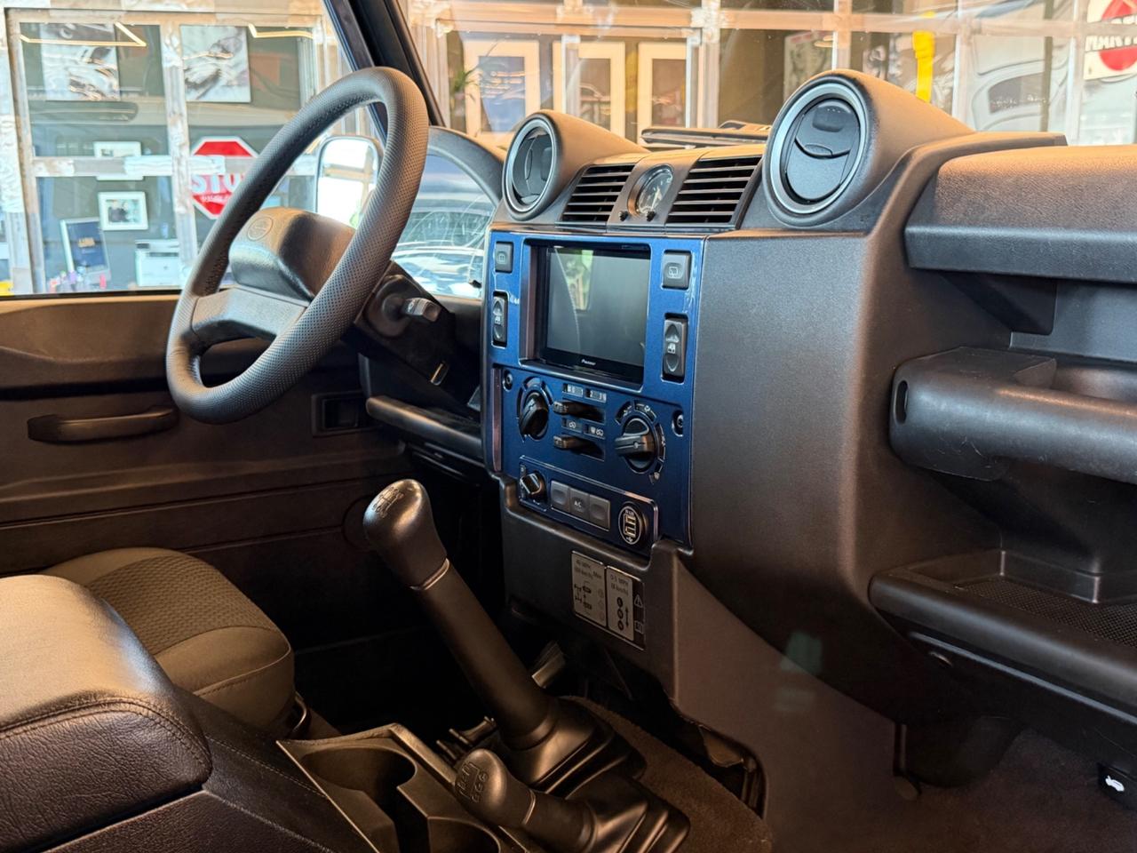 Land Rover Defender 110 2.4 TD4 Station Wagon "The World's Style"