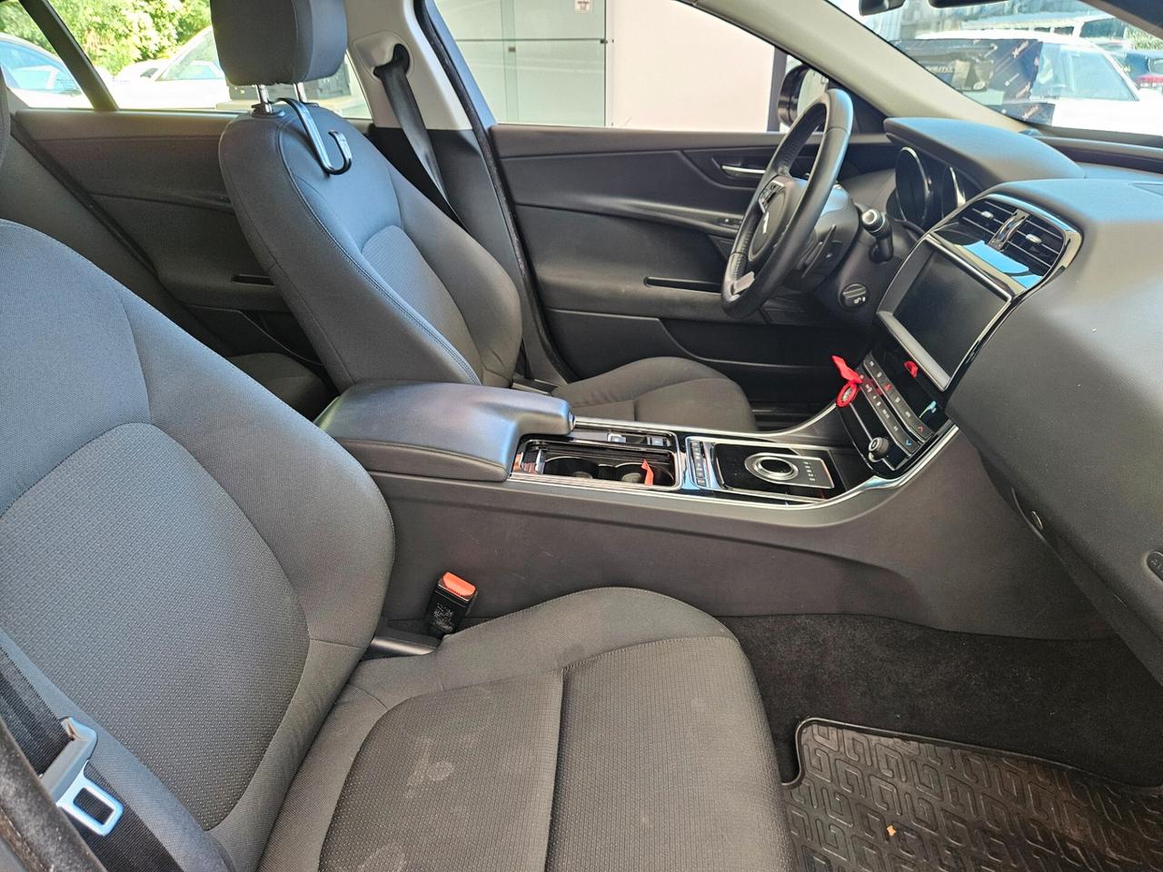 Jaguar XE 2.0 D 180 CV aut. Pure