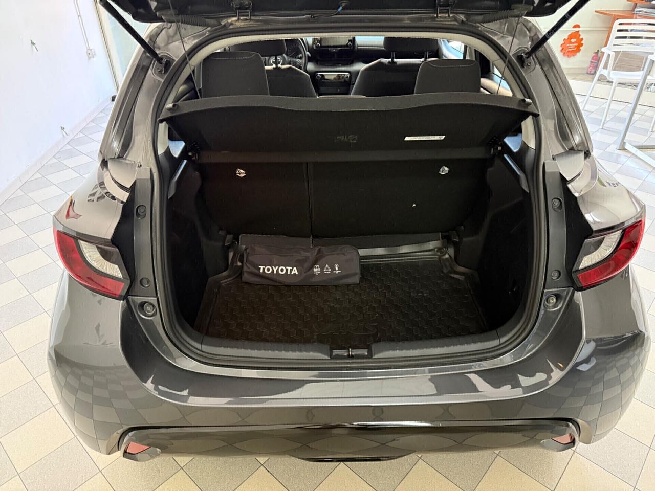 Toyota Yaris 1.5 Hybrid 5 porte Business .