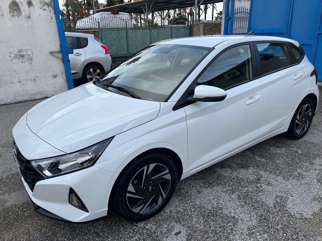 Hyundai i20-1.2 benz-full-2023