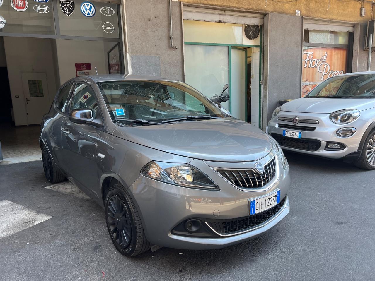 Lancia Ypsilon 1.0 FireFly 5 porte S&S Hybrid Ecochic Silver