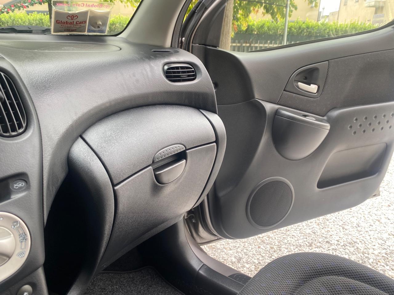 Toyota Yaris Verso 1.3i 16V cat Sol '03 NEOPATENTATI!!!