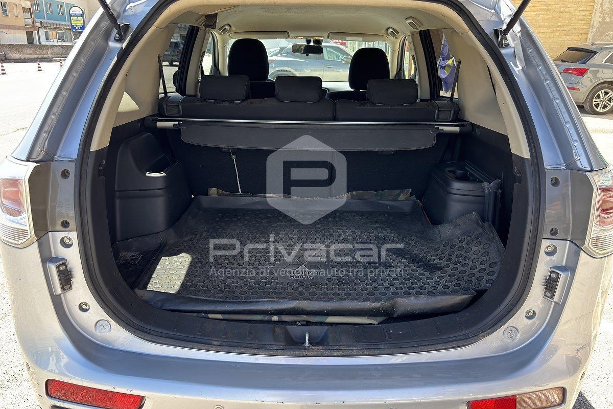 MITSUBISHI Outlander 2.2 DI-D 4WD Intense