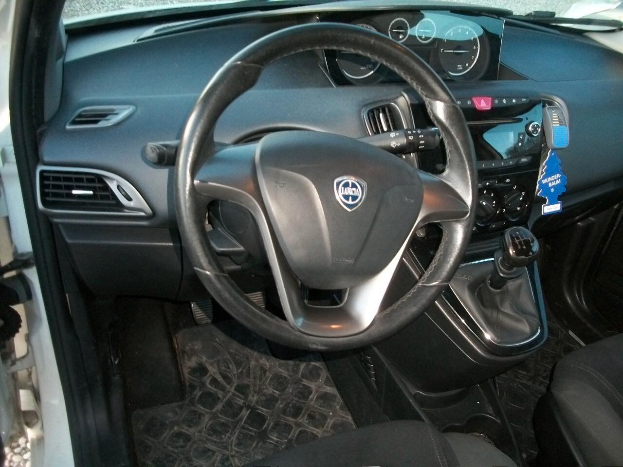 Lancia Ypsilon 1.2 69 CV 5 porte S&S Silver CC 1242 BENZINA EURO 05 KM 92630 TALIANDATI GARANZIA UN ANNO N 08 GOMME E CERCHI N 4 INVERNAL IN FERRO CON COPRI CERCHI 95X100 04 CERCHI IN LEGA ESTIVI 90X100