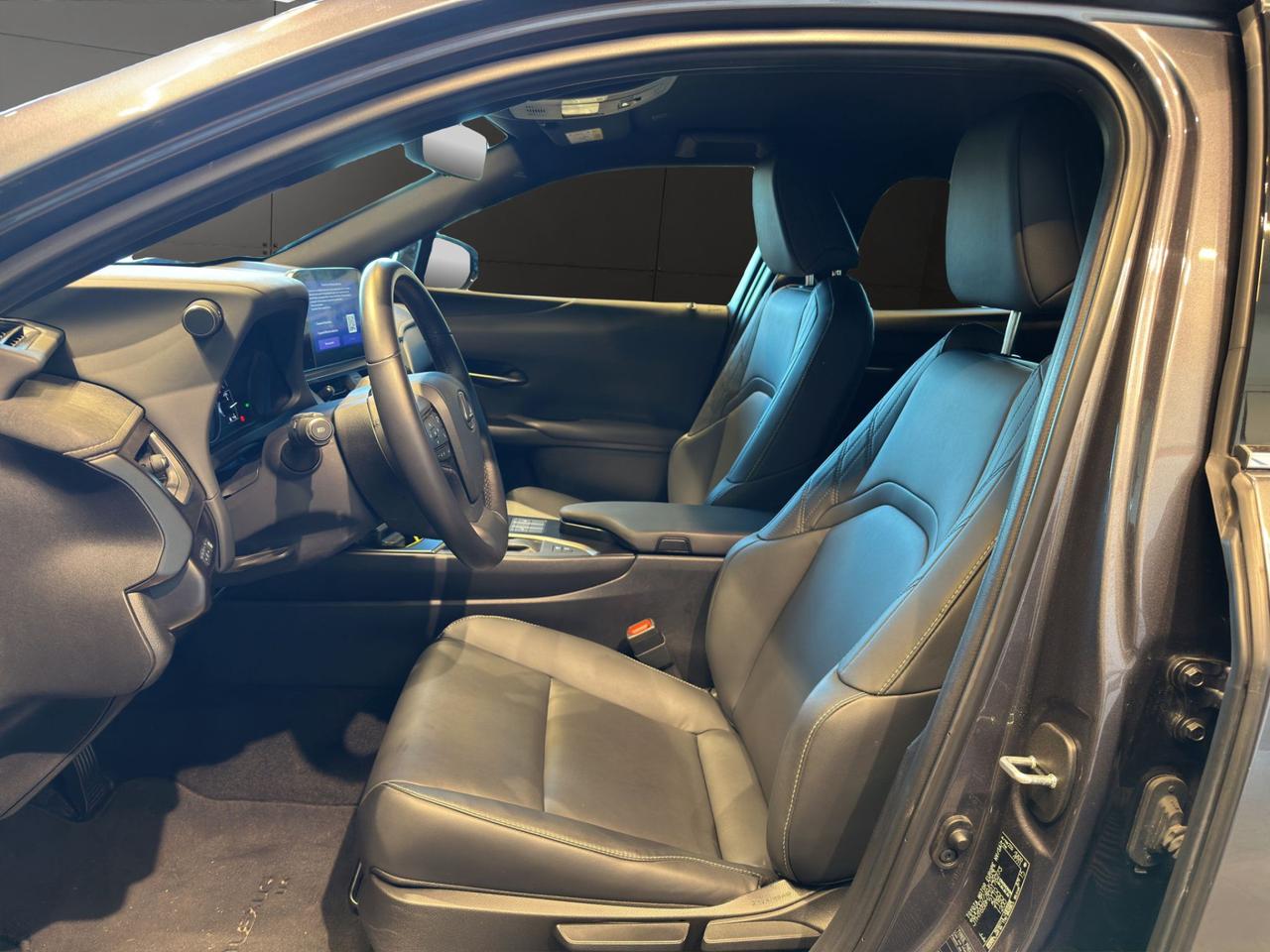 Lexus UX 250h 2.0 F-Design 2wd cvt