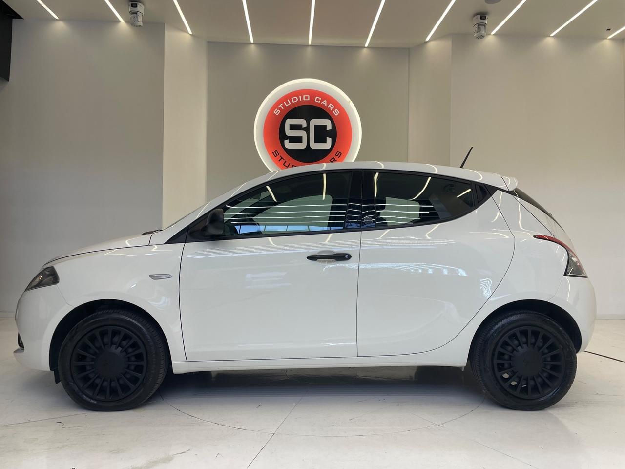 Lancia Ypsilon 1.0 FireFly 5 porte S&S Hybrid Ecochic Silver