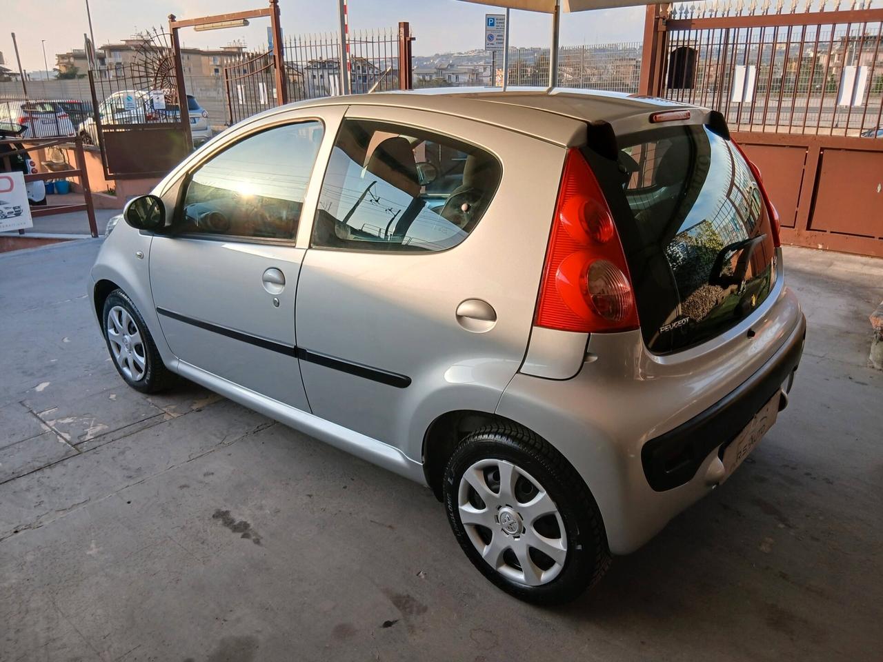 Peugeot 107 1.0b 5p solo km132000 full 10