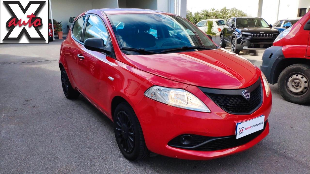 Lancia y Silver 1.0 Hybrid 70 CV