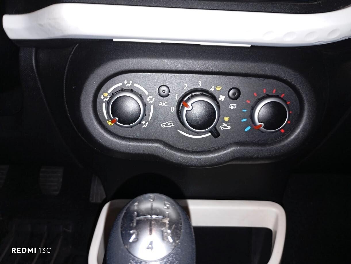 Renault Twingo del 2016 1000 BENZINA NEOPATENTATI