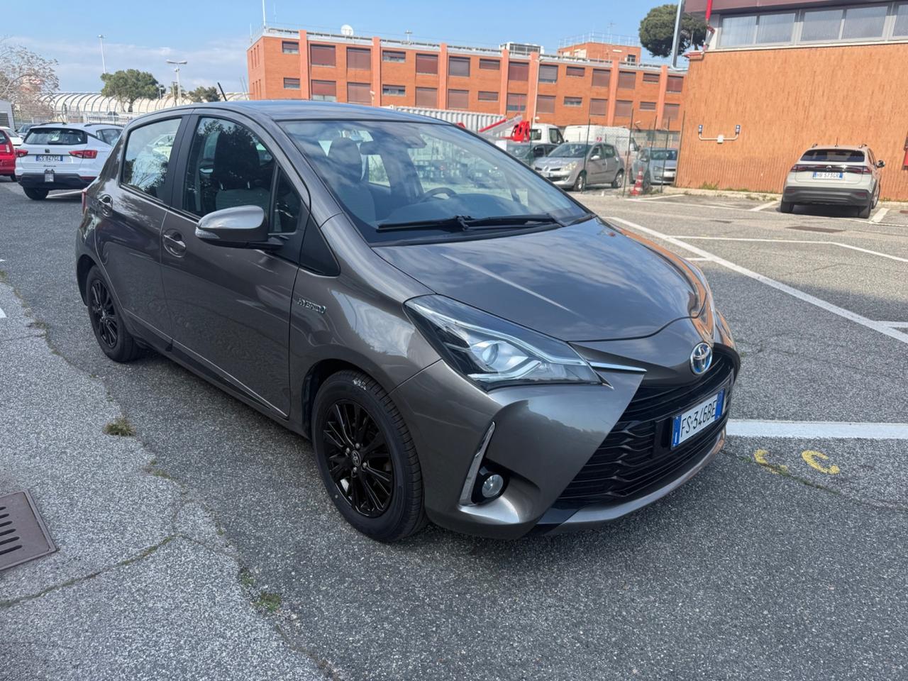 Toyota Yaris 1.5 hybrid trend gray edition