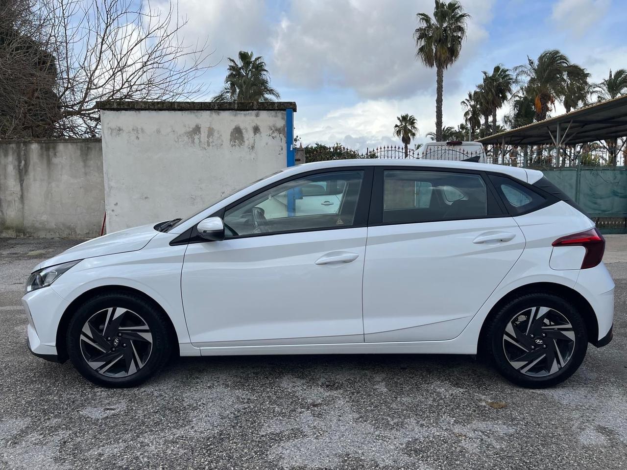 Hyundai i20-1.2 benz-full-2023