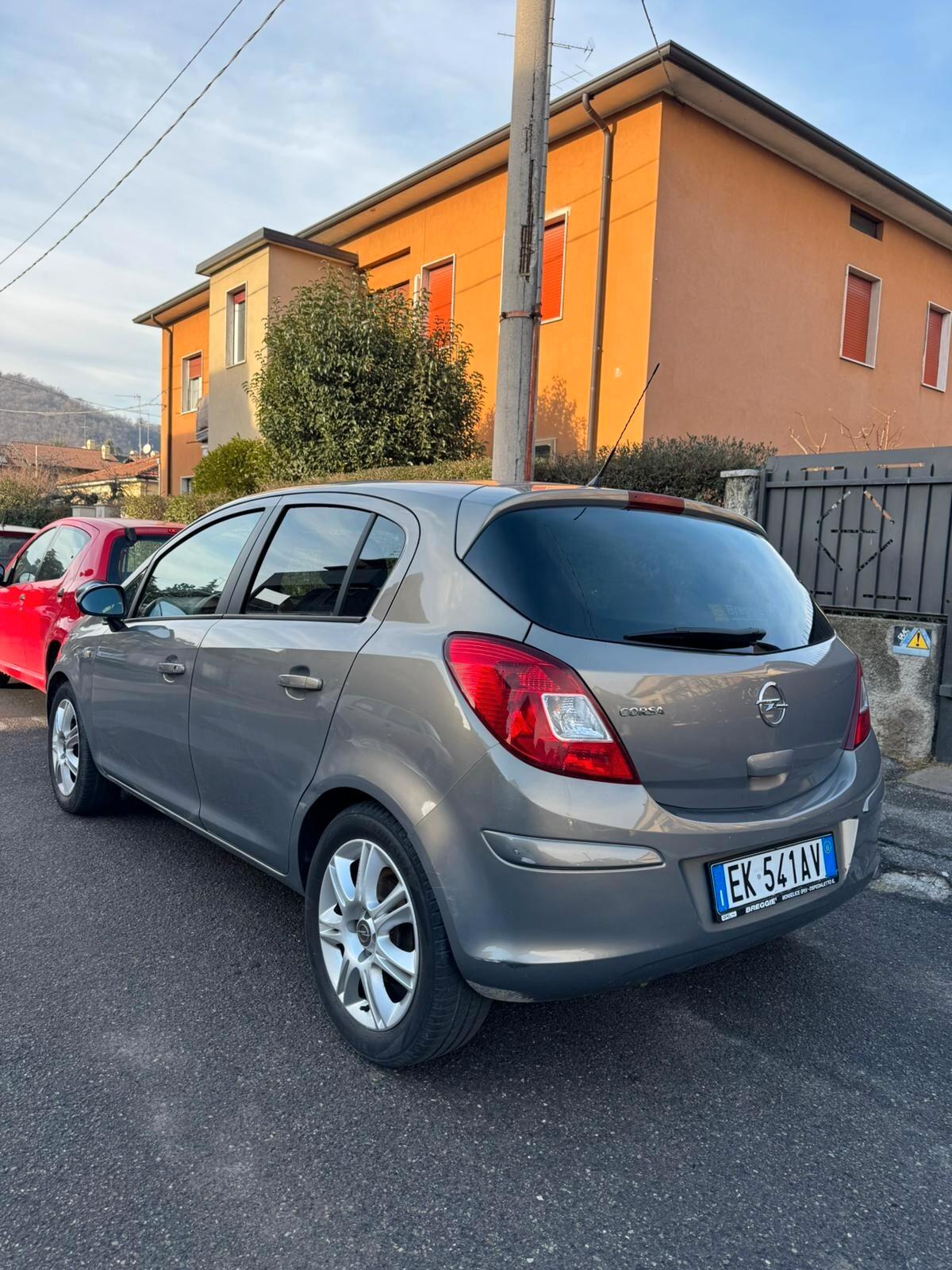Opel Corsa 1.2 5 porte Cosmo OK NEOPATENTATI