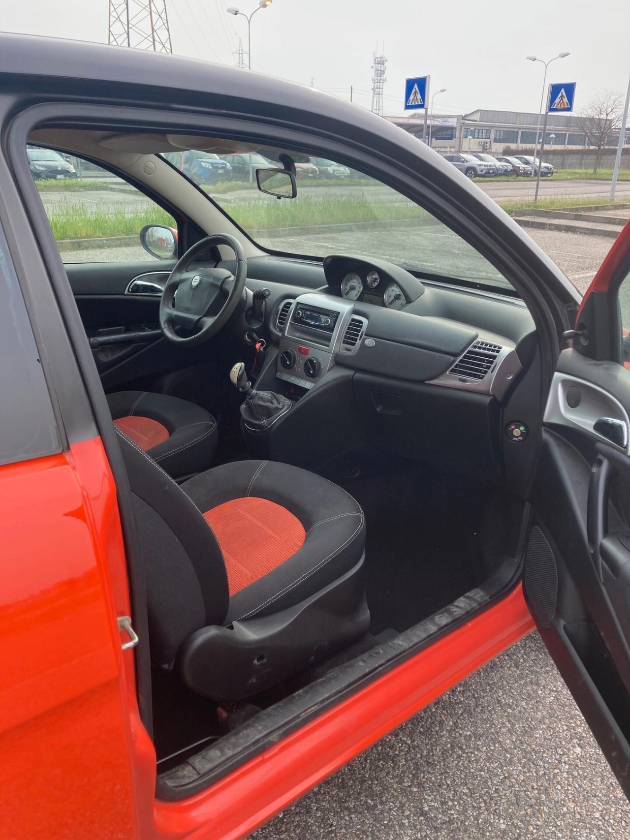 Lancia Ypsilon 1.2 MOMO