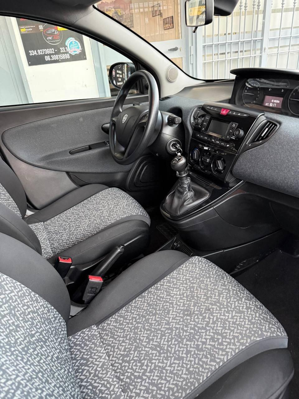 Lancia Ypsilon 1.0 FireFly 5 porte S&S Hybrid Ecochic Silver