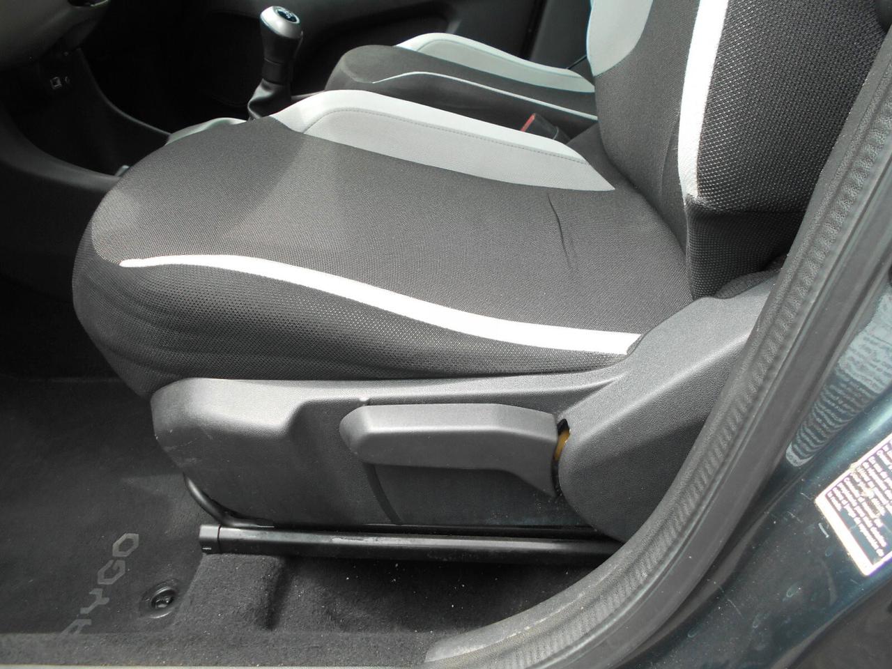 Toyota Aygo 1.0 5 porte Lounge Connect euro 5 neo patentati