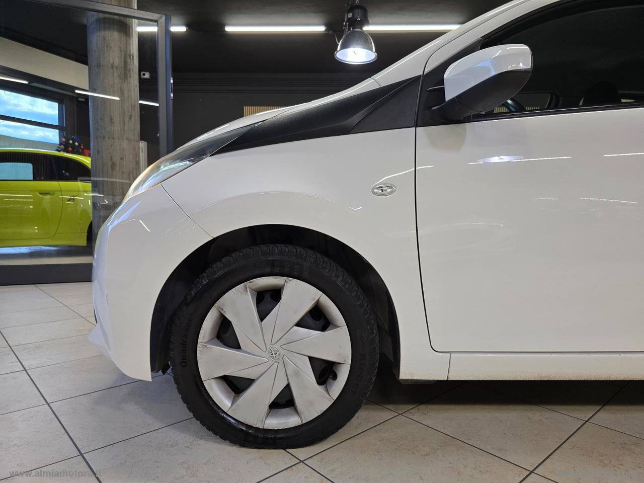 TOYOTA Aygo 1.0 VVT-i 69 CV 5p. x-cool