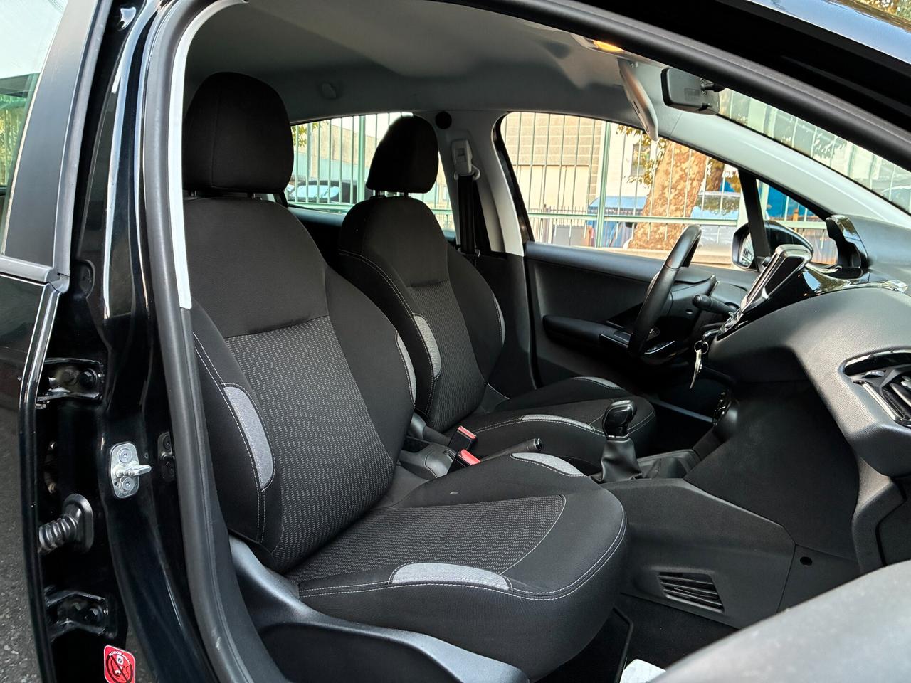 PEUGEOT 208 SOLO 29.813KM