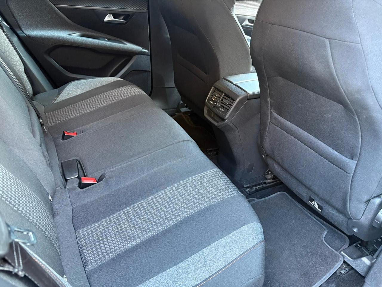 Peugeot 3008 BlueHDi 130 S&S EAT8 Active Pack
