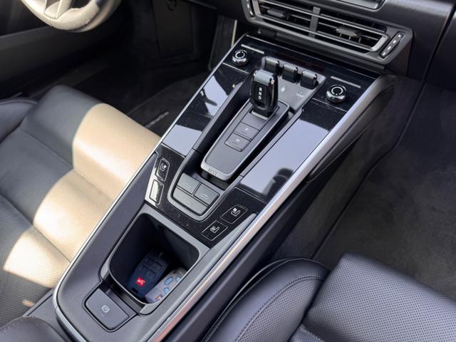 PORSCHE 992 Carrera 4 Cabriolet AVENTURINE MET.