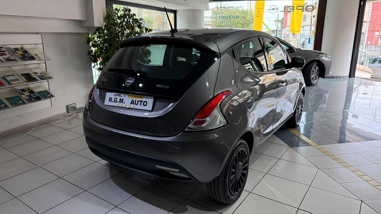 Lancia Ypsilon 1.0 FireFly 5 porte S&S Hybrid Silver