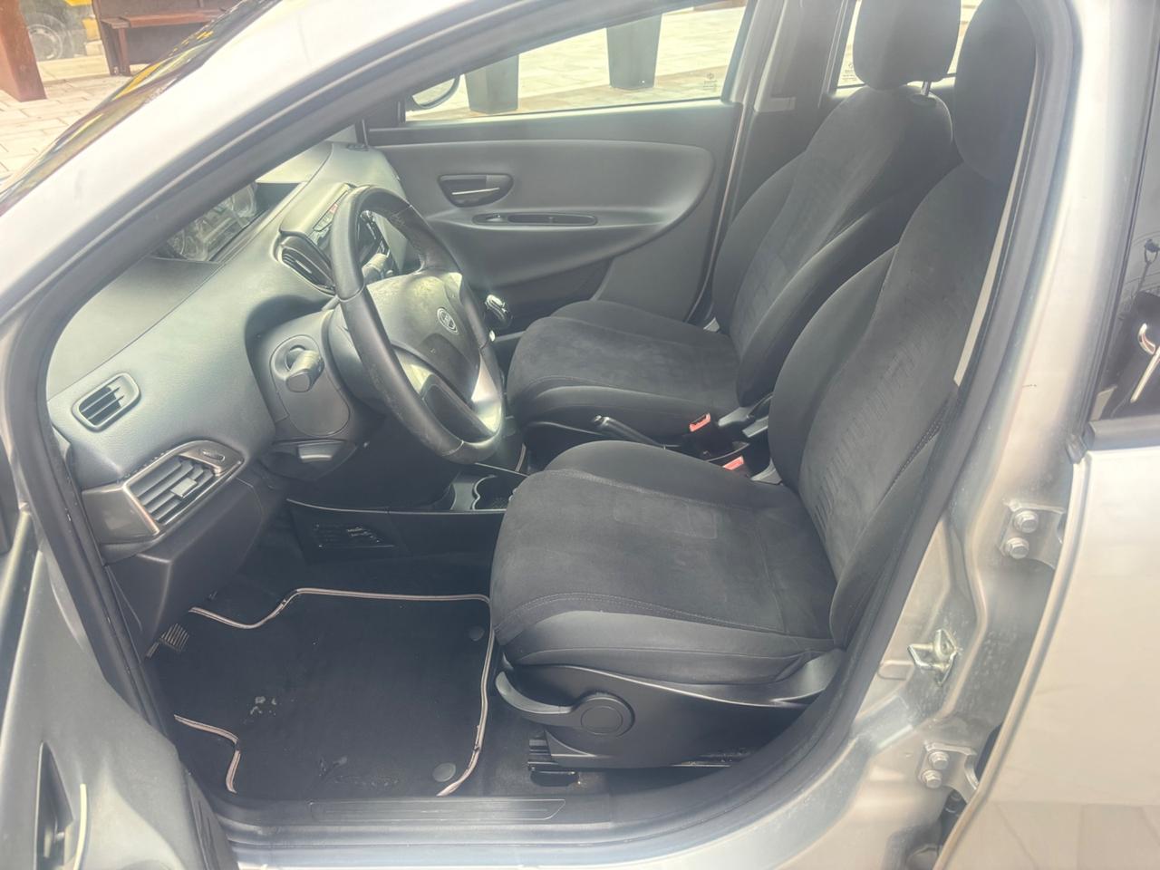 Lancia Ypsilon 1.2 69 CV 5 porte Gold