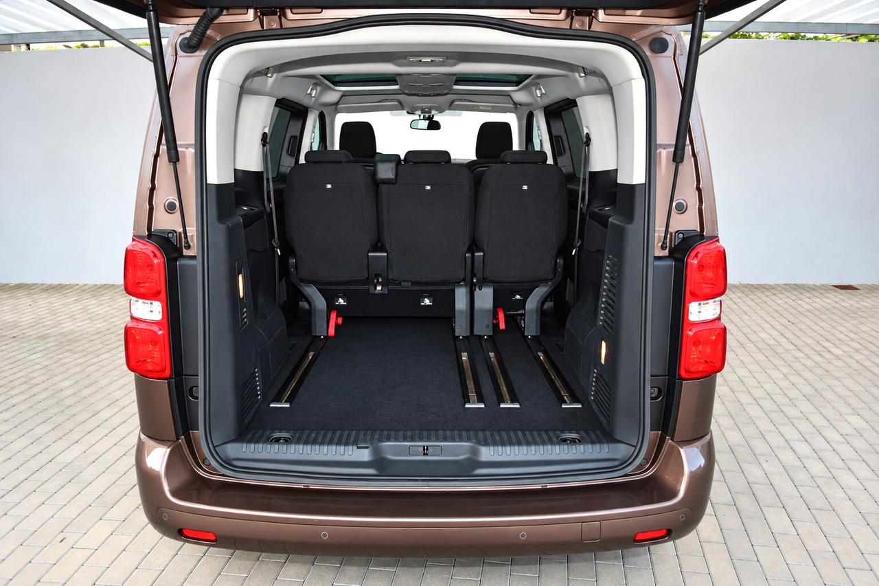 Toyota Proace 2.0D 177 cv L2 Automatica Black Edition - "Autocarro N1"
