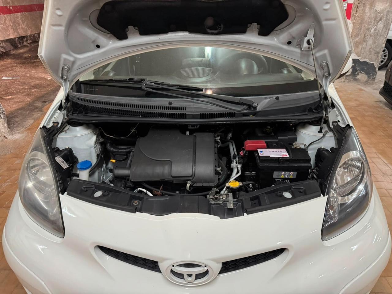 TOYOTA AYGO 1.0 CONNECT – SOLO 59.000 KM – GARANZIA – NEOPATENTATI OK”.