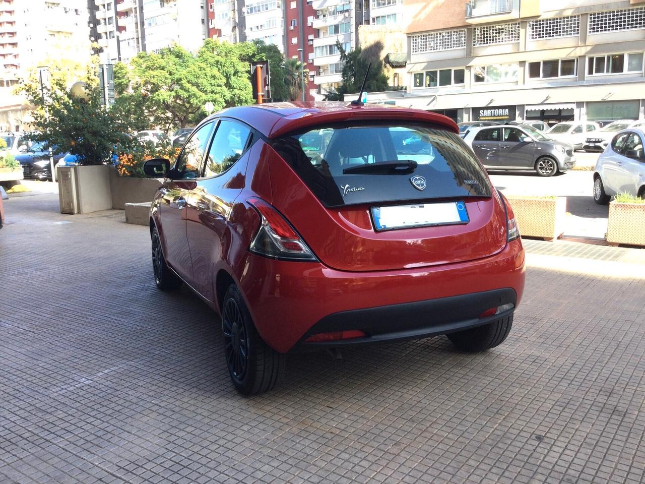 Lancia Ypsilon 1.0 FireFly 5 porte S&S Hybrid Ecochic Silver