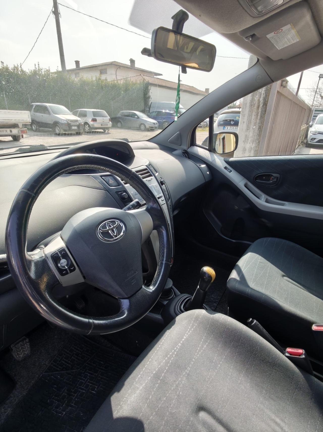 Toyota Yaris 1.0 5 porte Sol km 129 mila certificati