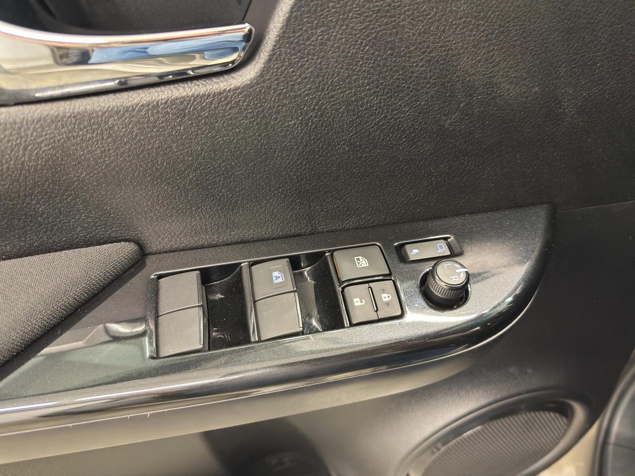 Toyota Hilux 2.4 d-4d M/T DC 4WD Lounge