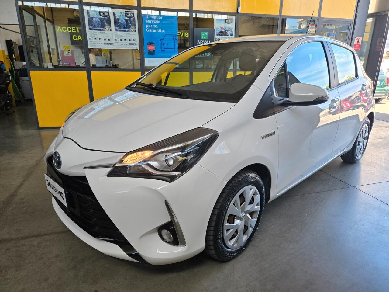 Toyota Yaris 1.5 Hybrid Business IVA ESPOSTA